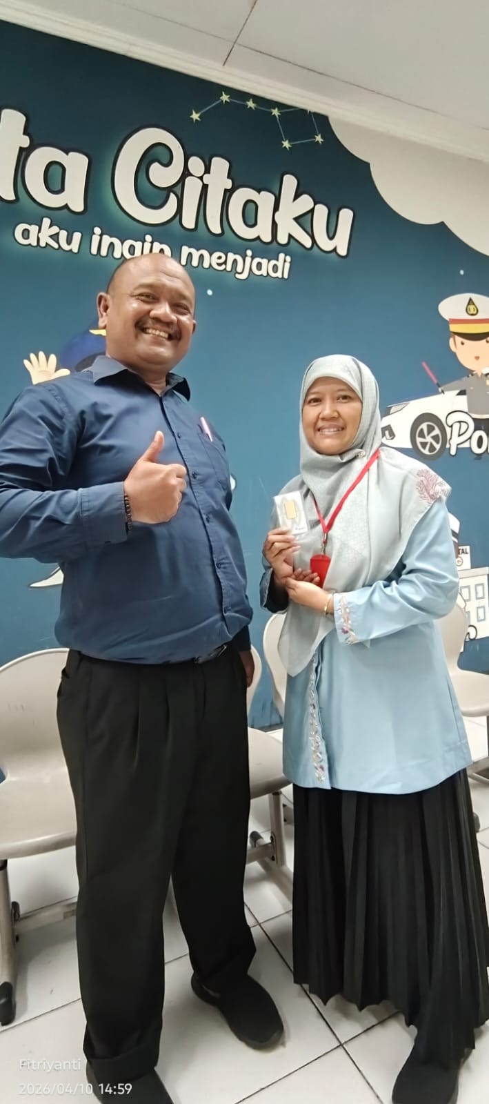 Investasi Emas Jadi Lebih Mudah! Penyerahan Logam Mulia 10 Gram kepada Anggota Kopkar Al-Azhar BSD.