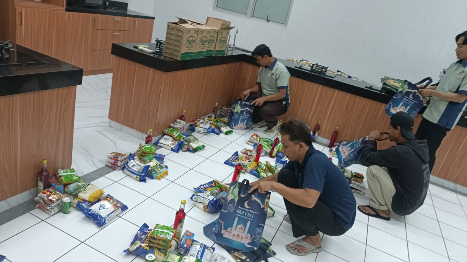 Pererat Kepedulian di Bulan Suci, Koperasi Perguruan Al-Azhar BSD Distribusikan Paket Ramadhan untuk 168 Anggota