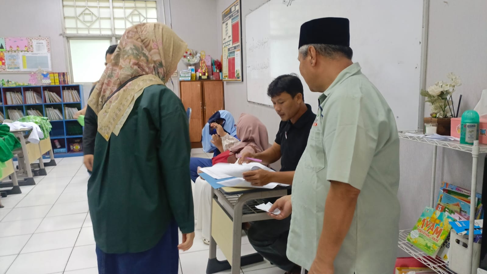 Tingkatkan Kesiapan Layanan, Koperasi Al-Azhar BSD Lakukan Packing Massal Seragam Siswa 